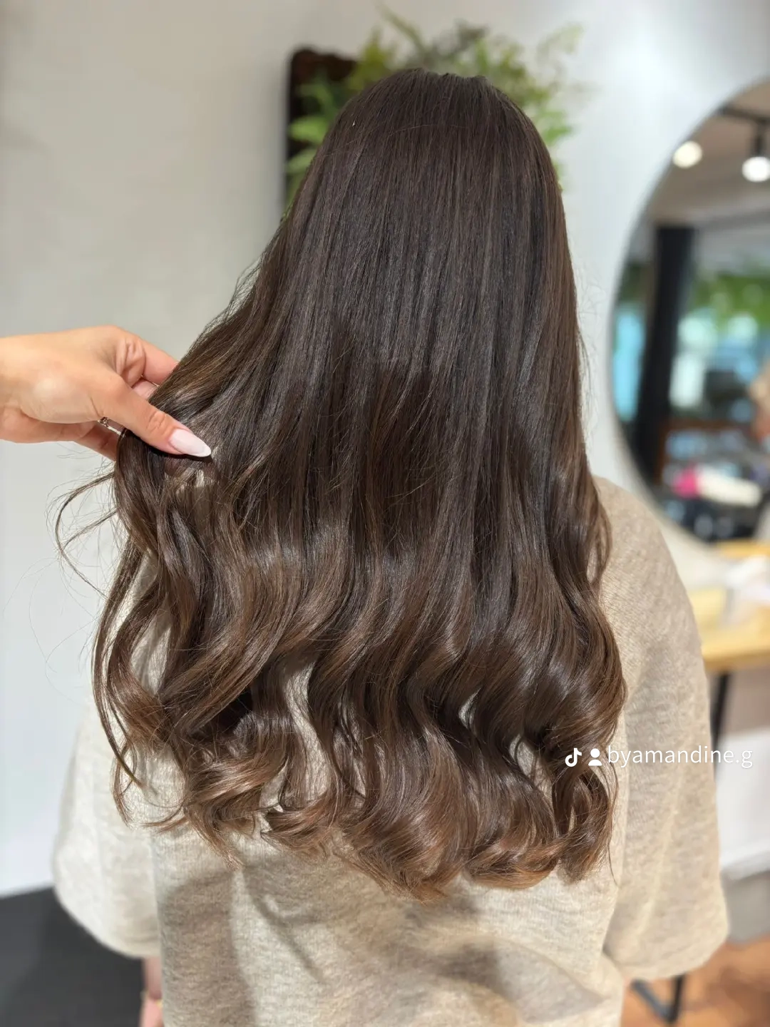 Chevelure brillante réalisée au salon, dans une lumière naturelle